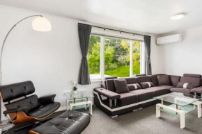 Sunny Side Getaway with views and deck, Auckland
